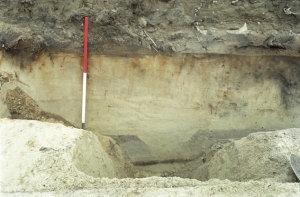 De spitsgracht die in 1993 is ontdekt in Den Haag-Ockenburgh is goed herkenbaar in dit profiel. 